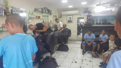  بالصور: صالون أبو فخري يتبرع لحلاقة 300 طالب بالتعاون مع جمعية يافا للاغاثة الانسانية